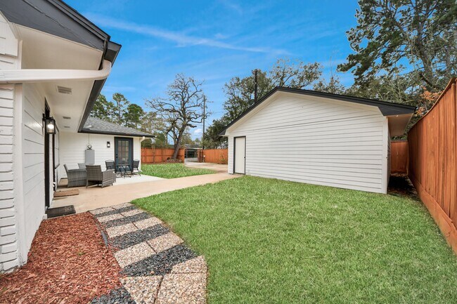 Building Photo - 10003 Briarwild Ln