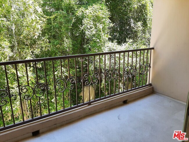 Primary Photo - 10390 La Grange Ave