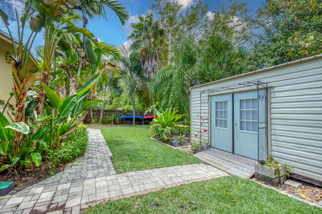 Building Photo - 404 S Caloosahatchee Ave