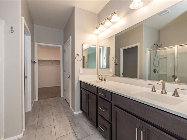 Building Photo - 4 Bedroom 2 Bathroom