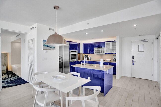 Building Photo - 3101 Bayshore Dr