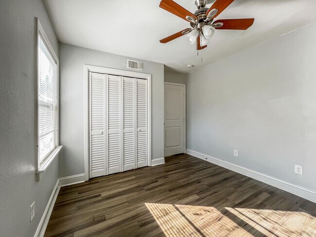 Building Photo - Charming 4BR/2BA Home in Dallas