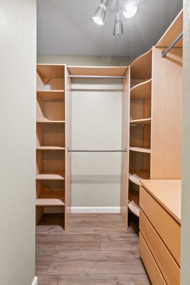 Building Photo - Cutest Condo on the Market!