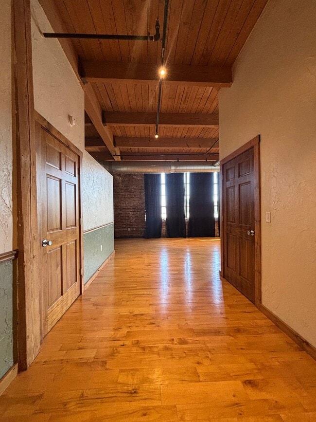 Building Photo - MOVE IN SPECIAL! 1 BEDROOM @ JORDAN CREEK ...