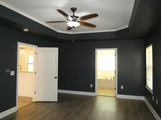 Building Photo - Spacious 3-Bedroom Home - Great Location