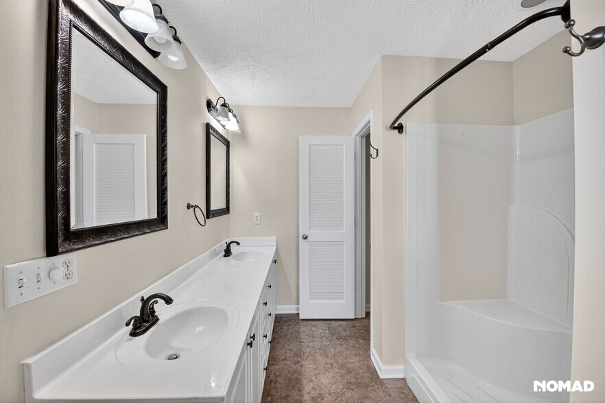 Building Photo - 124 Pinesage Dr