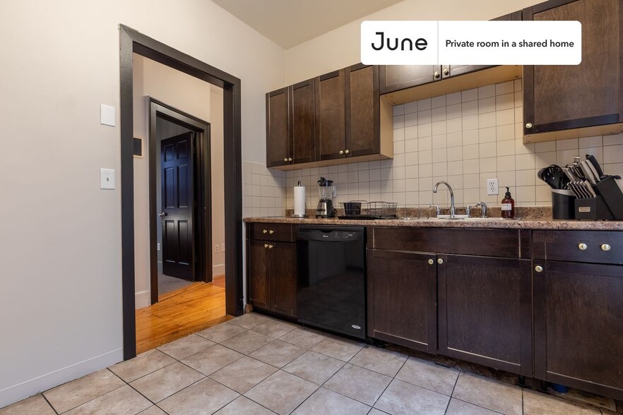Building Photo - Room in Shared 4 bed/1 bath home in Mission Hill
