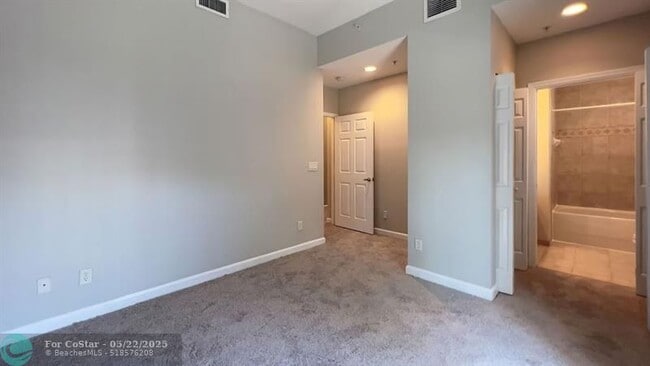 Building Photo - 2304 Vintage Dr