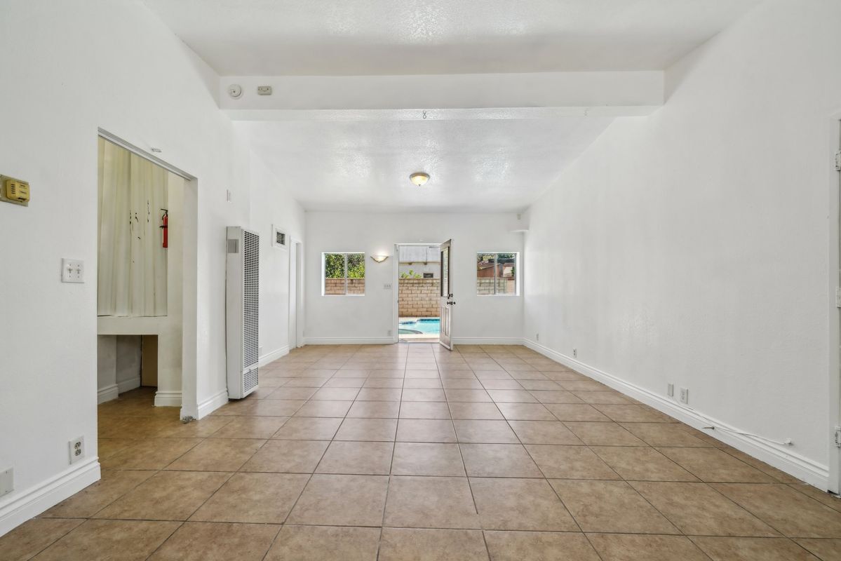 Building Photo - 3098 N Arrowhead Ave