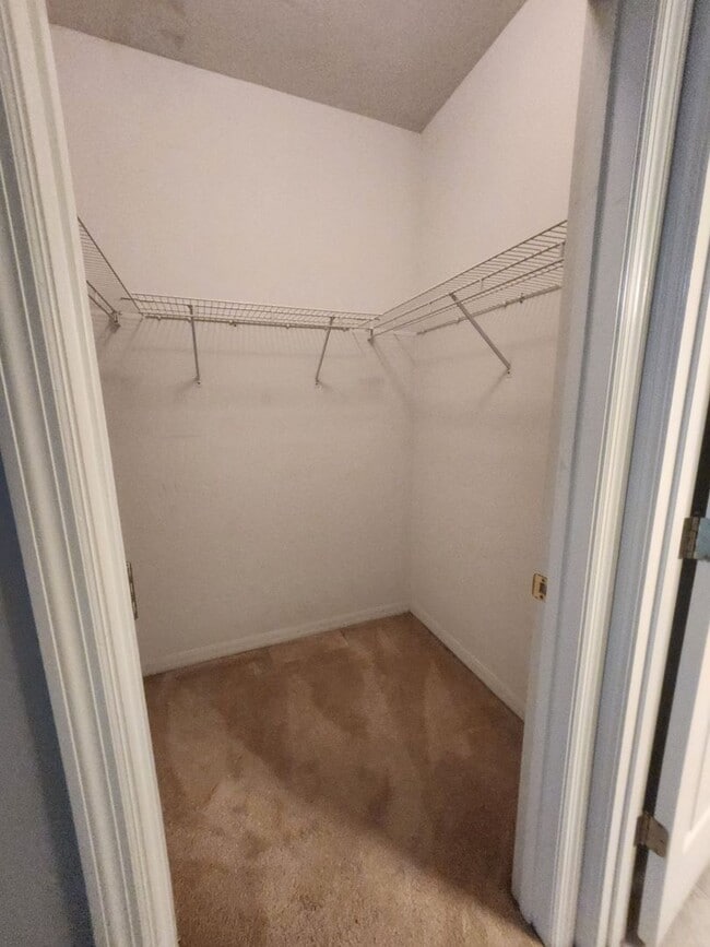 Building Photo - Move in Ready in NW Gainesville!