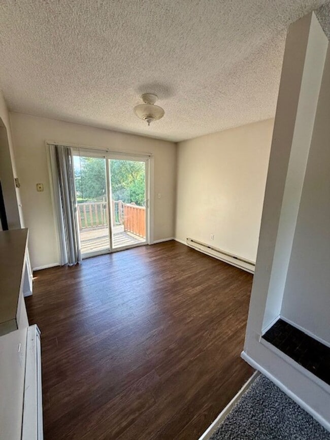 Building Photo - 3 Bedroom, 2 Bathroom Duplex- 5 minute wal...