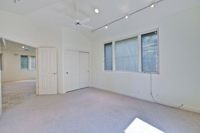 Building Photo - Large 3,767 sqft home on a 10,000 sqft lot- 2 bed located on 1st floor w/ separate entrance - Top...