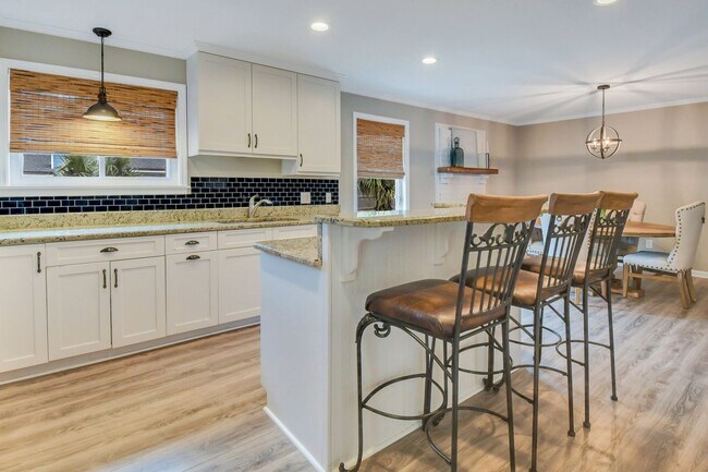 Building Photo - Fully Furnished Mid or Long Term Home on Whitemarsh Island!