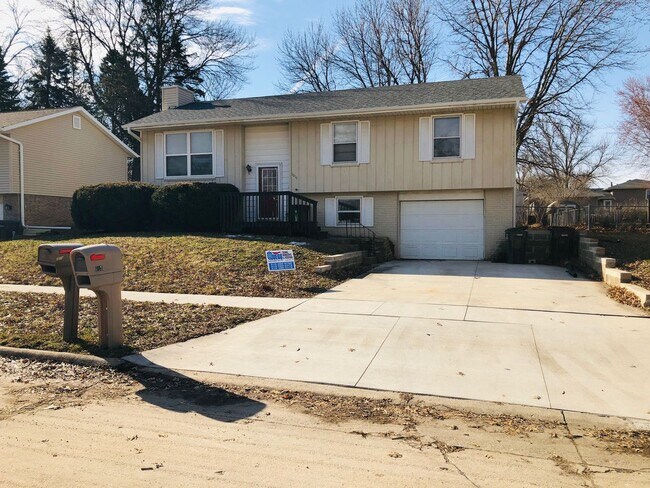 Building Photo - 4-Bed 2-Bath House in Cedar Falls