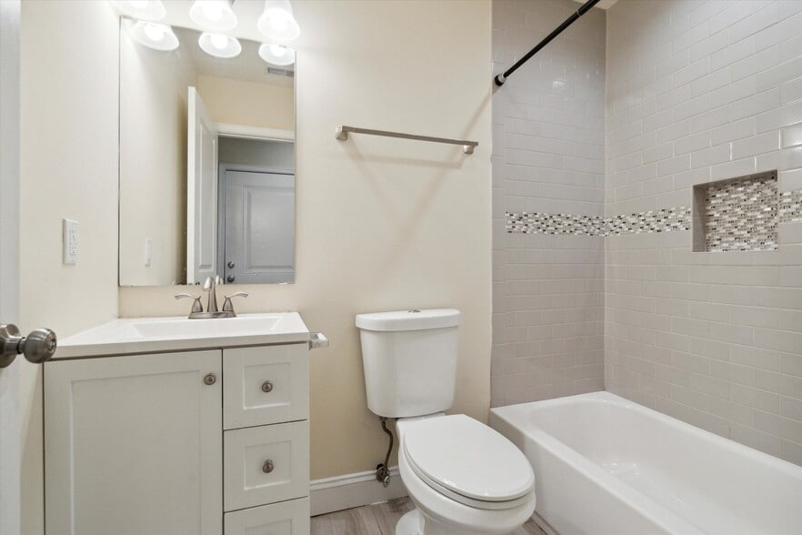 Building Photo - 1521 W Seybert St