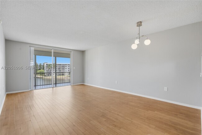 Building Photo - 2851 Leonard Dr