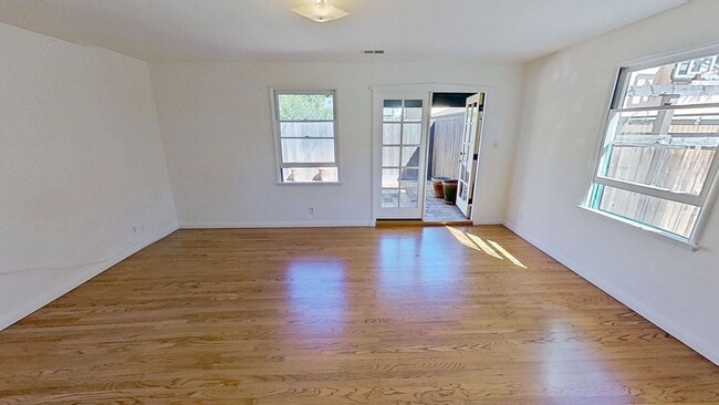 Building Photo - Desirable 3 Bedroom, 2 Bathroom house in S...
