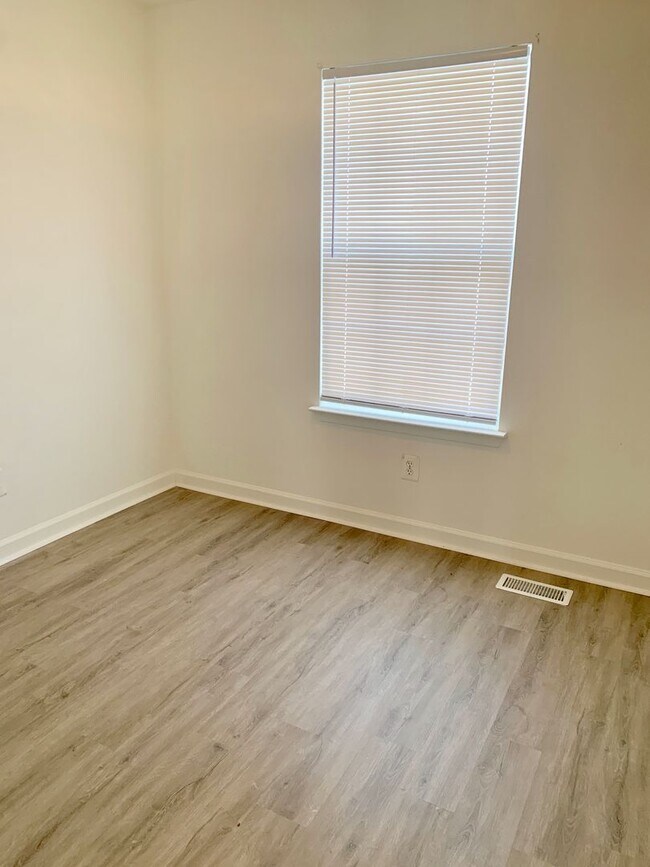 Building Photo - 3 Bedroom End Unit Townhouse