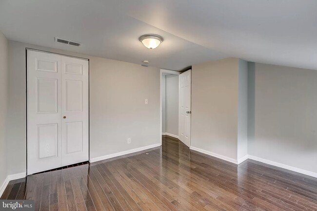 Building Photo - 915 W Lombard St