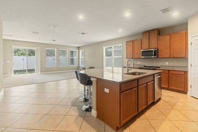 Building Photo - Stunning Avalon Park 4 Bed / 3 Bath Home f...