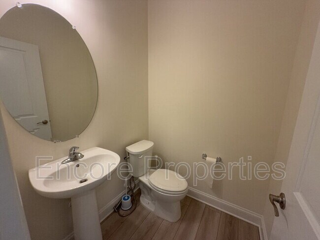 Building Photo - 241 Mill Bend Dr