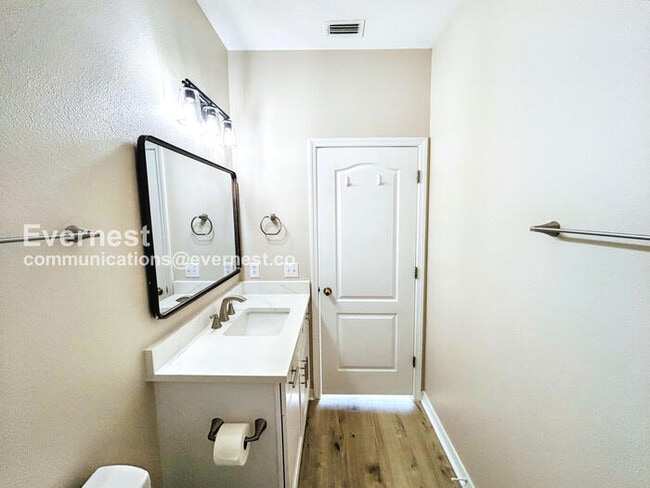 Building Photo - 16351 Swan View Cir