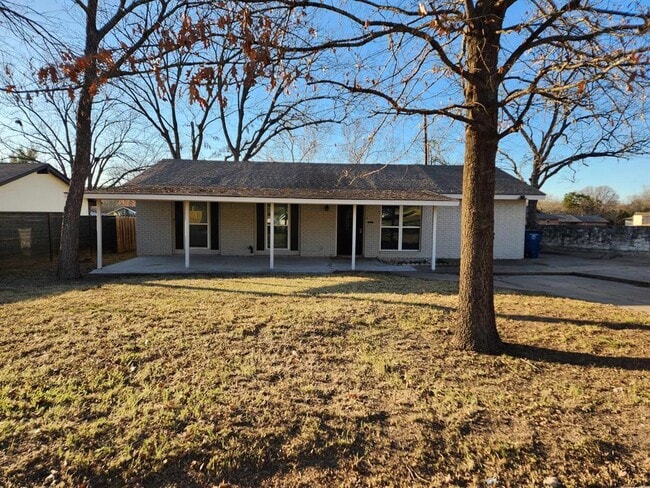 Building Photo - 3000 Ray Wood Dr