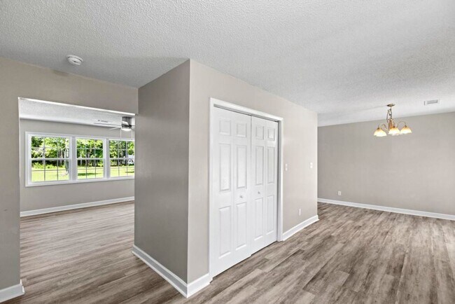 Building Photo - Charming Country Home on 1+ Acres