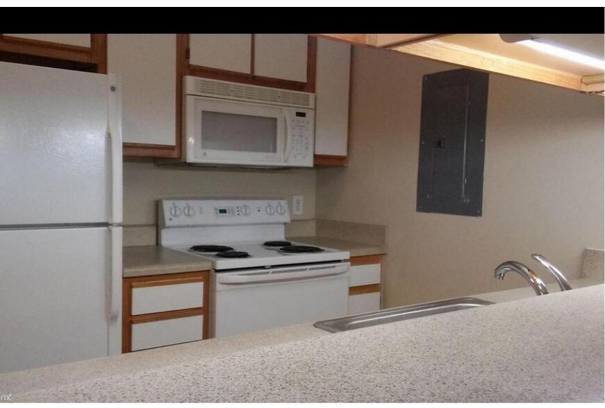 Building Photo - 1420 Collegiate Cir