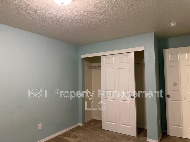 Building Photo - 6913 Owl Dr SE