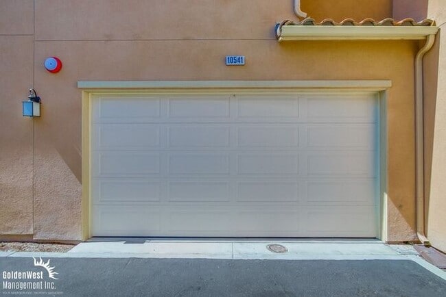 Building Photo - Newly Built 3Bdm 2.5Ba Home with Modern Fe...