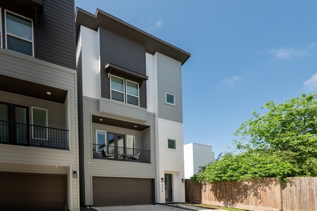 Building Photo - 3030 Live Oak St