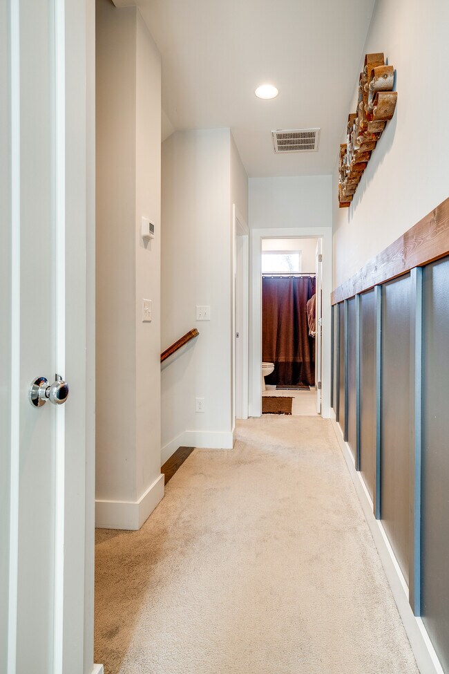 Building Photo - 717 Tral St