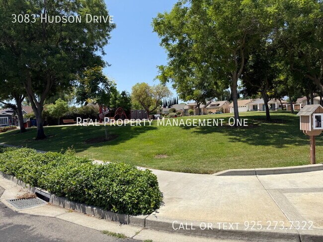 Building Photo - 3083 Hudson Dr