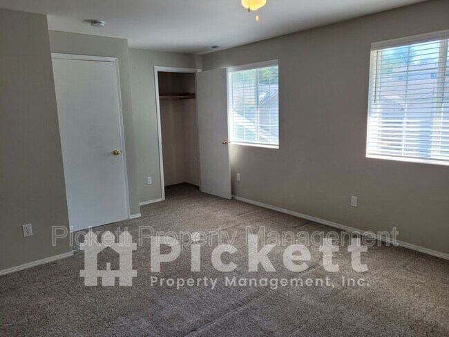 Building Photo - 1114 NE Beaumont Ln