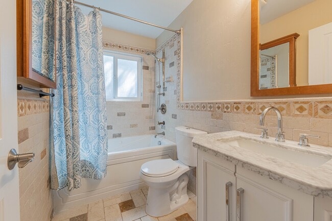 Building Photo - 833 2nd St