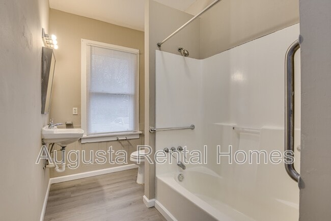 Building Photo - 104 Ellis St