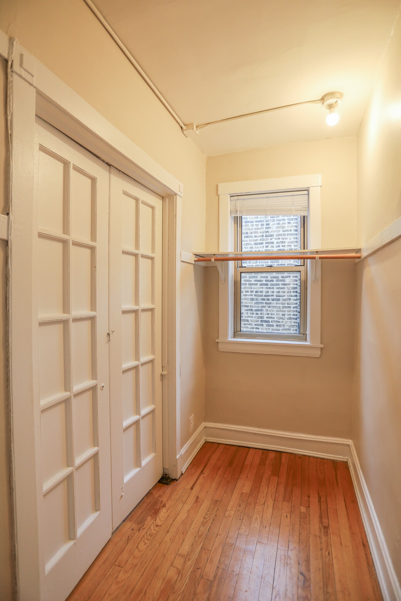 Building Photo - 1361 W Greenleaf Ave