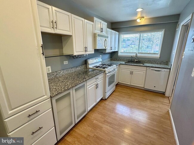 Building Photo - 10620 Weymouth St