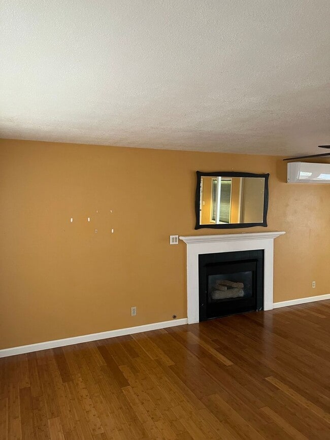Building Photo - Beautiful Rockridge Home for long term Lease.