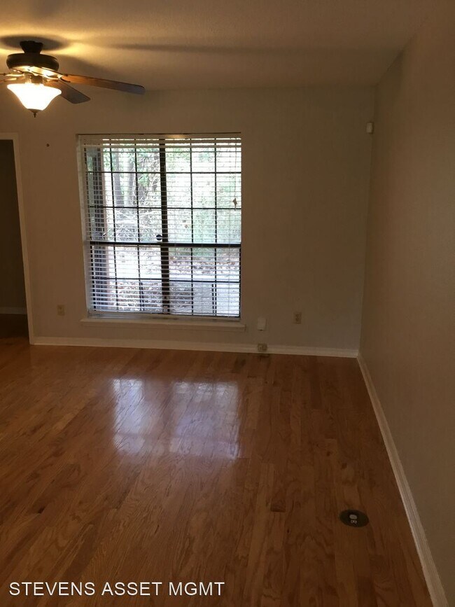 Building Photo - 2 br, 1.5 bath House - 3352 Eastwood Dr.