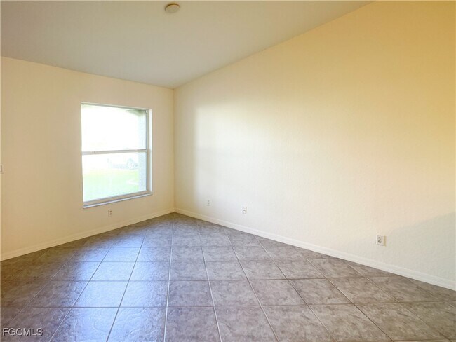 Building Photo - 1417 SE 8th Ave