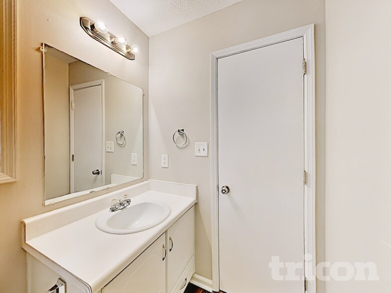 Building Photo - 211 Robin Ln