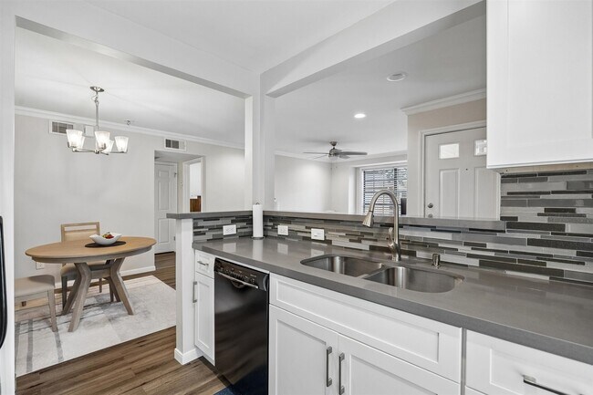 Building Photo - 1311 Antoine Dr