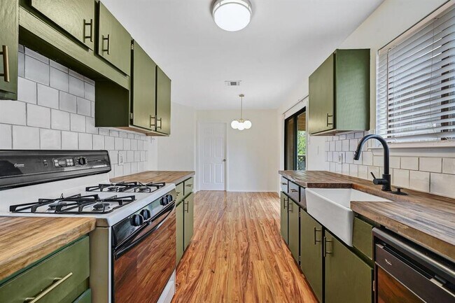 Building Photo - 703 Hyde Park Ct