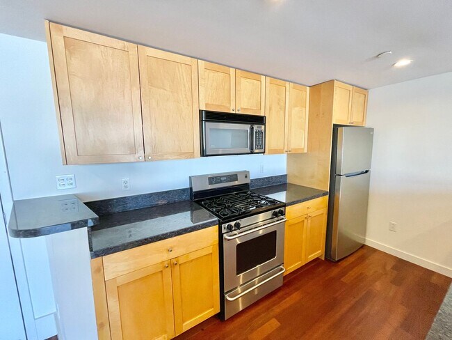 Building Photo - Sun Drenched Mission Loft! Top floor/Penthouse unit! 1BD/2BA! 1,202 SqFt! Parking! Laundry! Stora...