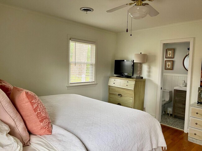 Building Photo - 3BD/ 2BA Brick Ranch in Lakeview Smith Terrace! Gorgeous Private Back Yard! Available NOW!