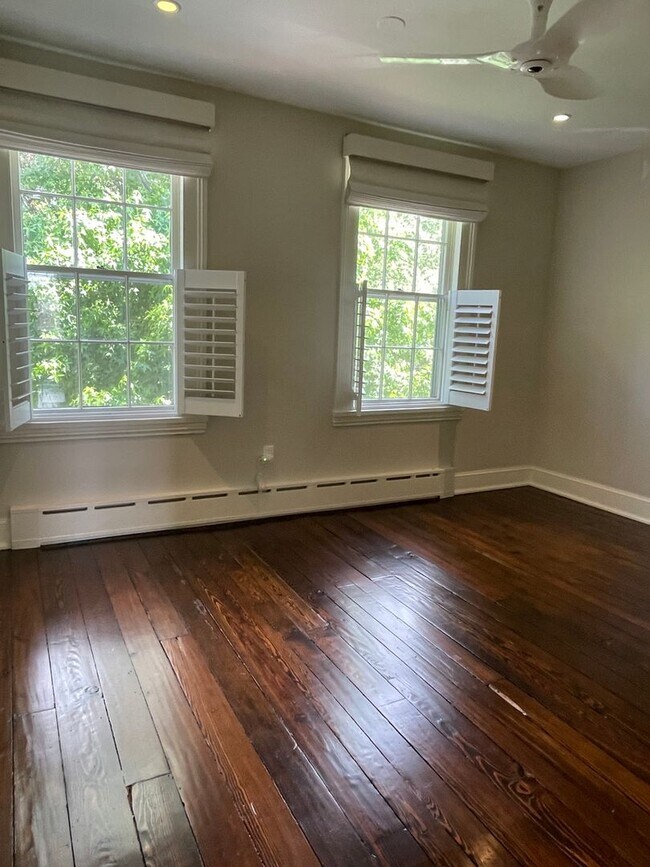 Building Photo - Georgetown Splendor with Garage Parking