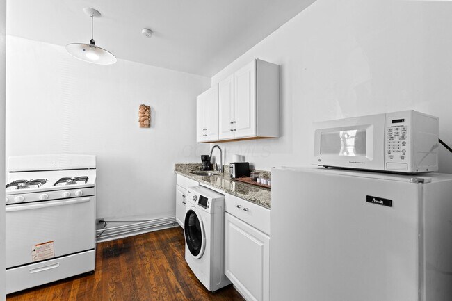 Building Photo - 854 N High St