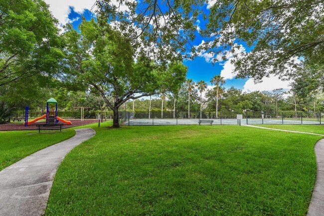 Building Photo - 1700 Crestwood Ct S